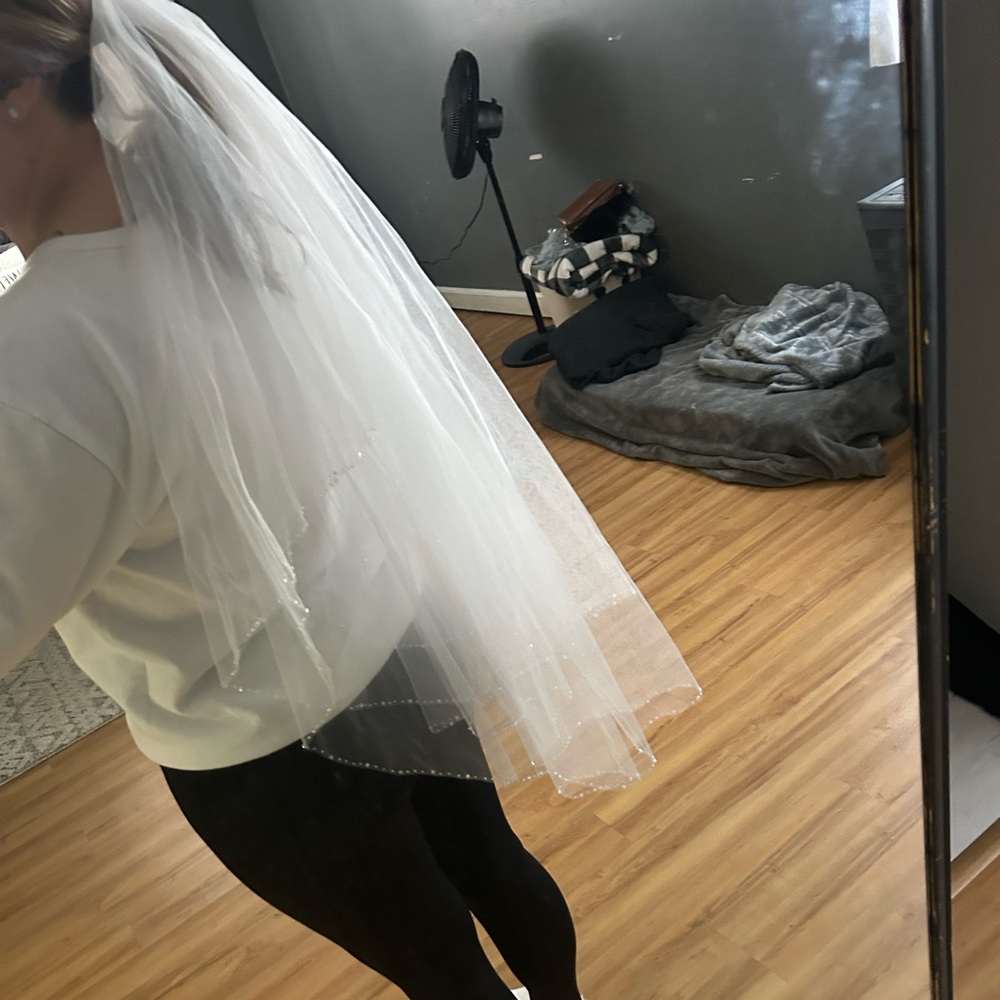 Fingertip veil